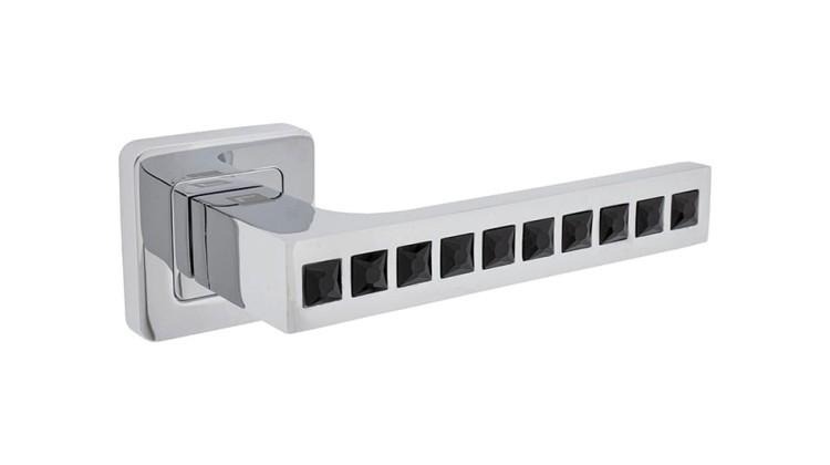 Klamka do drzwi CARAT Czarny chrom.cechy:  łatwy system montażowy śruby przelotowe szyld 52 mm x 52 mm Waga 0,86kg Kod EAN 5901812895011 kolor: Czarny chrom