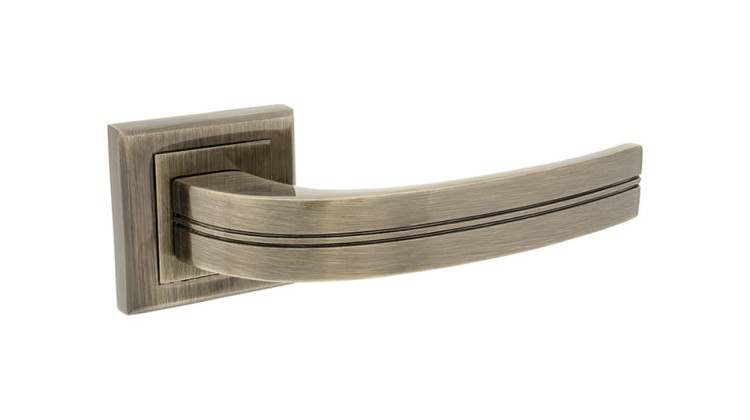 Klamka do drzwi ULTRA Patyna.cechy:  łatwy system montażowy śruby przelotowe Waga 0,48kg Kod EAN 5901812893864   kolor: Patyna 51 mm x 51 mm- Klamka wewnętrzna ULTRA