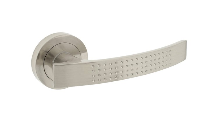 Klamka do drzwi ASTRO Nikiel satyna.cechy:  łatwy system montażowy śruby przelotowe fi 50 mm Waga 0,4kg Kod EAN 5901812895318 kolor: Nikiel satyna