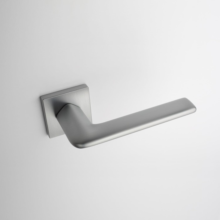 Klamka wewnętrzna chrom satynowy- APRILE LILA ROZETA Q SLIM 7MM   .Grubość Rozety  7 mm  Kolor  Chrom satynowy  Rozmiar  52 mm x 52 mm  Szyld  Kwadratowy  Marka  APRILE  Producent  ENGER  Klamka wewnętrzna