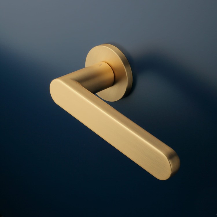 Złota klamka wewnętrzna APRILE ALORA .Waga netto 1,155kg  Kod EAN 5902249339772  Grubość rozety 7 mm,FI-52 mm  Kolekcja Premium  Kolor Złoty matowy  Kształt rozety Okrągła R SLIM 7 mm  Producent ENGER  Marka APRILE  Materiał Cynk