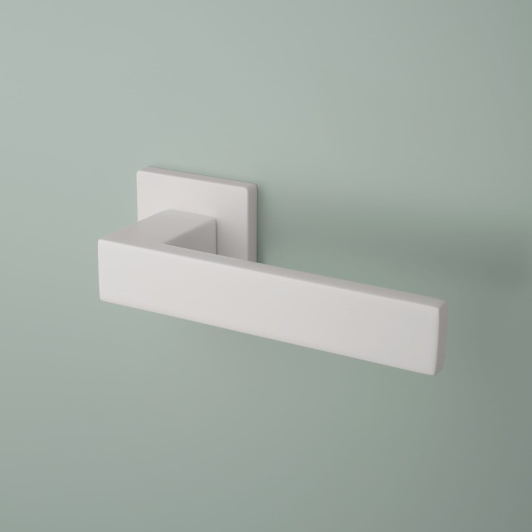 Klamka wewnętrzna biały mat- APRILE PINA .Waga netto 1,117kg  Kod EAN 5902249345216  Grubość rozety 7 mm, 52 mm x 52 mm  Kolekcja Premium  Kolor Biały matowy  Kształt rozety Kwadratowa Q SLIM 7 mm  Producent ENGER  Marka APRILE  Materiał Cynk