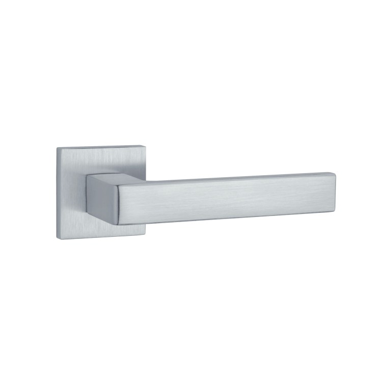 Klamka wewnętrzna chrom satynowy- APRILE SULLA | Wszechstronna.  Waga netto 0,839kg  Kod EAN 5902249332131  Grubość rozety 7 mm  Kolekcja Comfort  Kolor Chrom satynowy  Kształt rozety Kwadratowa Q SLIM 7 mm,53mmx53mm  Producent ENGER   Materiał Cynk