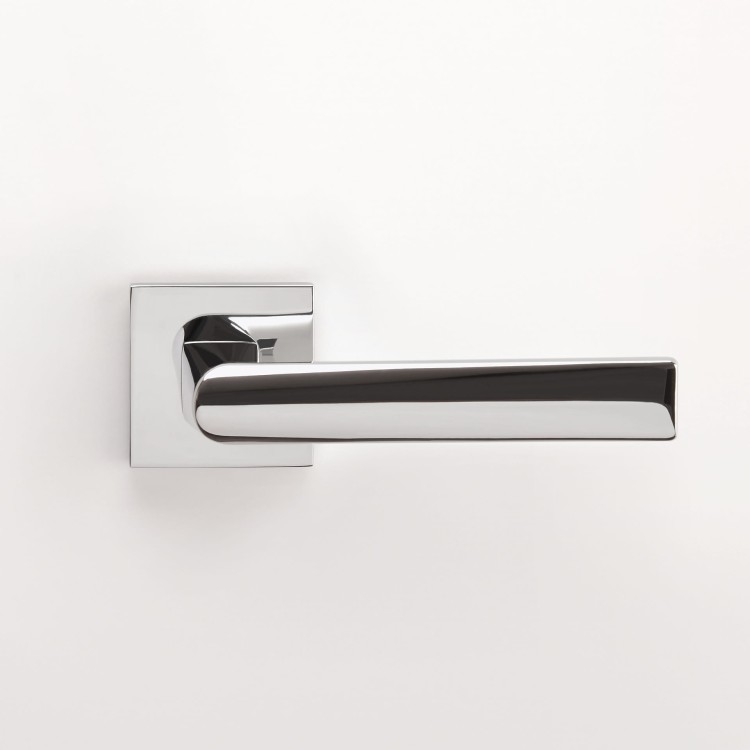 Klamka STILE ADANA ROZETA Q SLIM 7MM CP - chrom polerowany .Waga netto 0,587kg  Kod EAN 5902249331578  Grubość rozety 7 mm  Kolekcja Simple  Kolor Chrom polerowany  Kształt rozety Kwadratowa Q SLIM 7 mm  Producent ENGER  Marka STILE  Materiał Aluminium