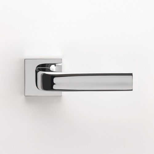 Klamka wewnętrzna STILE JENA .Waga netto 0,565kg  Kod EAN 5902249331516  Grubość rozety 7 mm  Kolekcja Simple  Kolor Chrom polerowany  Kształt rozety Kwadratowa Q SLIM 7 mm, 53 mm x 53 mm  Producent ENGER  Marka STILE  Materiał Aluminium
