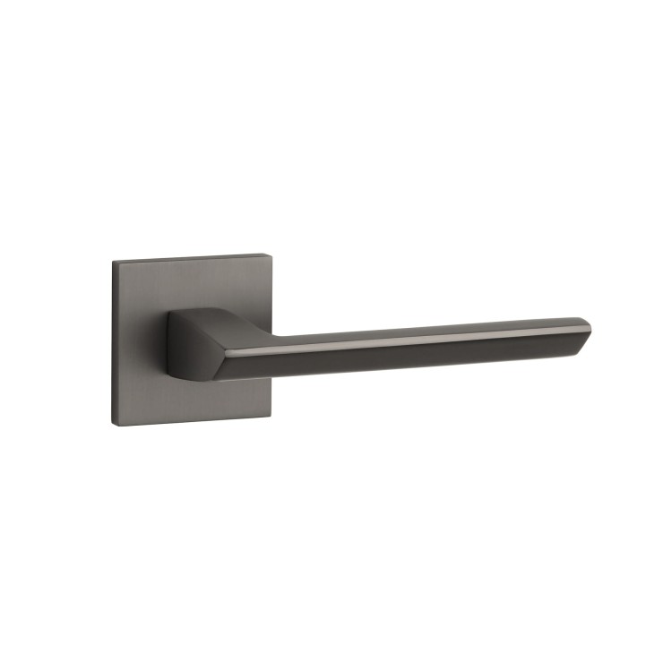 Klamka wewnętrzna STILE OGA .Waga netto 0,587kg  Kod EAN 5902249347685  Grubość rozety 7 mm  Kolekcja Simple  Kolor Tytan  Kształt rozety Kwadratowa Q SLIM 7 mm, 52 mm x 52 mm  Producent ENGER  Marka STILE  Materiał Aluminium