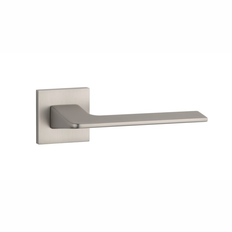 Klamka wewnętrzna STILE OMA . Grubość rozety 7 mm  Kolekcja Simple  Kolor Nikiel  Kształt rozety Kwadratowa Q SLIM 7 mm 53 mm x 53 mm  Producent ENGER  Marka STILE  Materiał Aluminium