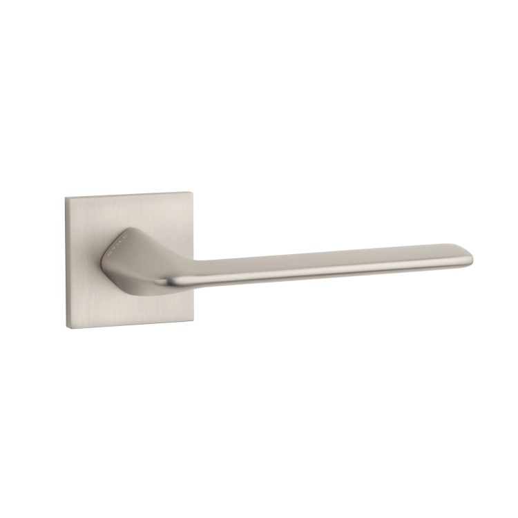 Klamka wewnętrzna  STILE TOBA .Grubość rozety 7 mm  Kolekcja Simple  Kolor Nikiel  Kształt rozety Kwadratowa Q SLIM 7 mm  Producent ENGER  Marka STILE  Materiał Aluminium
