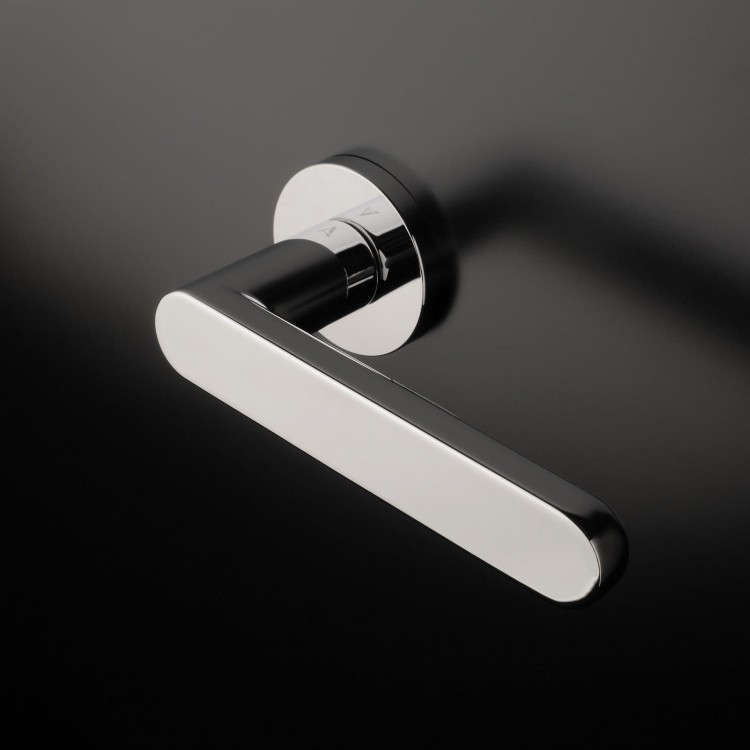 Klamka wewnętrzna APRILE ALORA .Waga netto 1,155kg  Kod EAN 5902249338904  Grubość rozety 7 mm ,FI-52 mm Kolekcja Premium  Kolor Chrom polerowany  Kształt rozety Okrągła R SLIM 7 mm  Producent ENGER  Marka APRILE  Materiał Cynk