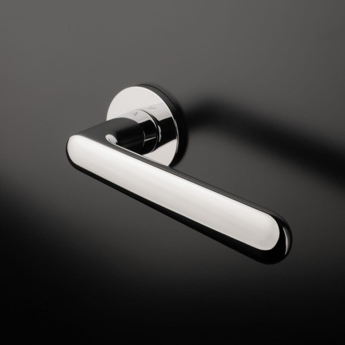 Klamka APRILE ARIA ROZETA R SUPER SLIM 5MM BK - chrom polerowany .Waga netto 1,031kg  Grubość rozety 5 mm  Kolekcja Prestige  Kolor Chrom polerowany  Kształt rozety Okrągła R SUPER SLIM 5 mm ,fi 52 mm Producent ENGER  Marka APRILE  Materiał Cynk