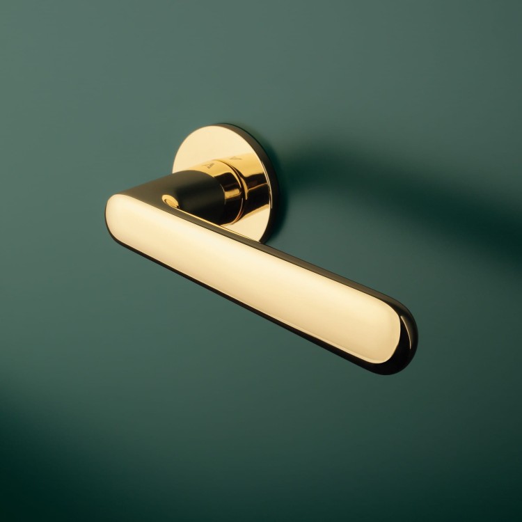 Klamka APRILE ARIA ROZETA R SUPER SLIM 5MM KG -złoty polerowany.Waga netto 1,031kg Grubość rozety 5 mm  Kolekcja Prestige  Kolor Złoty polerowany  Kształt rozety Okrągła R SUPER SLIM 5 mm, fi 52 mm  Producent ENGER  Marka APRILE  Materiał Cynk