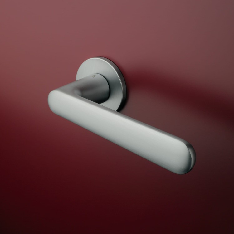 Klamka APRILE ARIA ROZETA R SUPER SLIM 5MM BK - chrom satynowy .Waga netto 1,031kg  Grubość rozety 5 mm  Kolekcja Prestige  Kolor Chrom satynowy  Kształt rozety Okrągła R SUPER SLIM 5 mm, fi 52 mm  Producent ENGER  Marka APRILE  Materiał Cynk