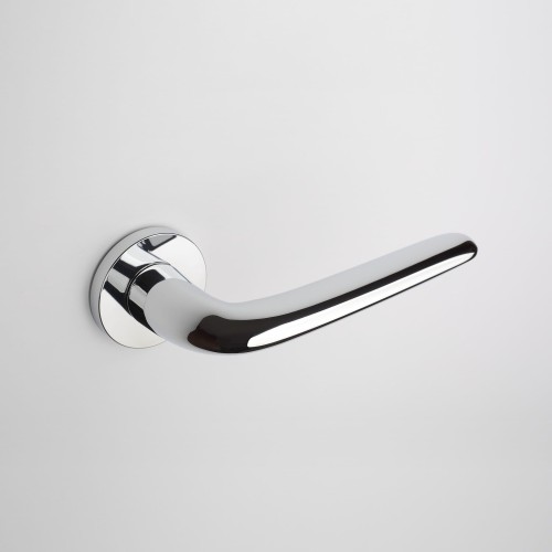 Klamka APRILE AZALIA ROZETA R SLIM 7MM LC - chrom polerowany .Waga netto 1,015kg Grubość rozety 7 mm  Kolekcja Premium  Kolor Chrom polerowany  Kształt rozety Okrągła R SLIM 7 mm, fi 52 mm  Producent ENGER  Marka APRILE  Materiał Cynk