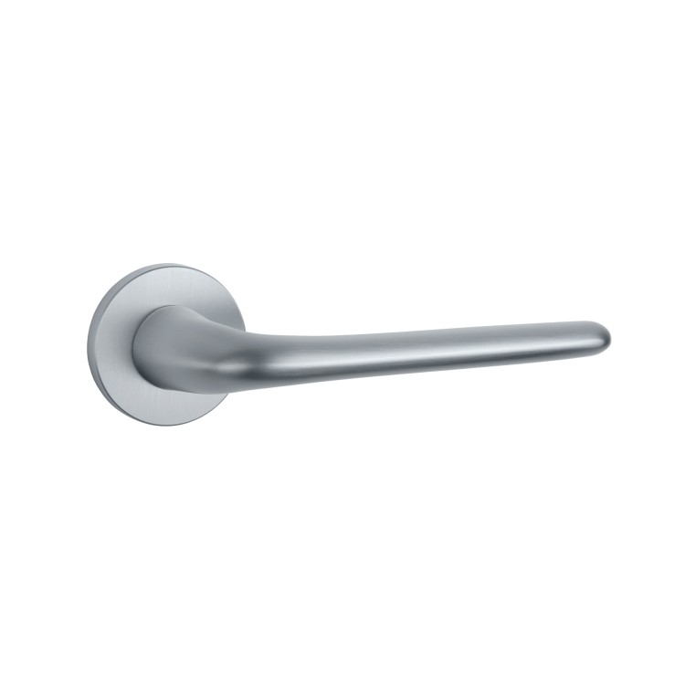 Klamka APRILE AZALIA ROZETA R SLIM 7MM SC - chrom satynowy .Waga netto 1,015kg  Kod EAN 5902249338263  Grubość rozety 7 mm  Kolekcja Premium  Kolor Chrom satynowy  Kształt rozety Okrągła R SLIM 7 mm , fi 52 mm Producent ENGER  Marka APRILE  Materiał Cynk