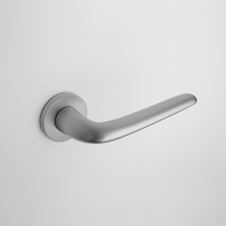 Klamka APRILE AZALIA ROZETA R SLIM 7MM SC - chrom satynowy .Waga netto 1,015kg  Kod EAN 5902249338263  Grubość rozety 7 mm  Kolekcja Premium  Kolor Chrom satynowy  Kształt rozety Okrągła R SLIM 7 mm , fi 52 mm Producent ENGER  Marka APRILE  Materiał Cynk