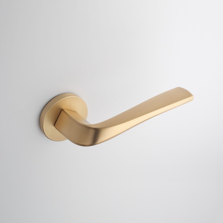 Klamka APRILE DALIA ROZETA R SLIM 7MM KG - złoty matowy.  Waga netto 0,953kg  Kod EAN 5902249338287  Grubość rozety 7 mm  Kolekcja Premium  Kolor Złoty matowy  Kształt rozety Okrągła R SLIM 7 mm, fi 52 mm  Producent ENGER  Marka APRILE  Materiał Cynk