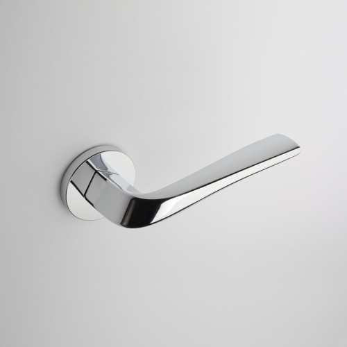 Klamka APRILE DALIA ROZETA R SLIM 7MM LC - chrom polerowany .Waga netto 0,953kg Grubość rozety 7 mm  Kolekcja Premium  Kolor Chrom polerowany  Kształt rozety Okrągła R SLIM 7 mm , fi 52 mm Producent ENGER  Marka APRILE  Materiał Cynk