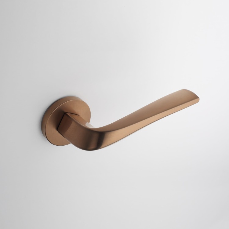 Klamka APRILE DALIA ROZETA R SLIM 7MM PN PVD - miedziany PVD.Waga netto 0,953kg Kod EAN 5902249338317 Grubość rozety 7 mm Kolekcja Premium Kolor Miedziany PVD Kształt rozety Okrągła R SLIM 7 mm Producent ENGER Marka APRILE, fi 52 mm