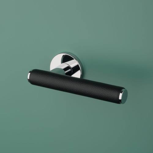 Klamka APRILE EGERIA ROZETA R SLIM 7MM LC / BLACK LEATHER - chrom polerowany / czarna skóra. Kolekcja Prestige  Producent ENGER Kolor Chrom polerowany / czarna skóra  Materiał Cynk  Kształt rozety Okrągła R SLIM 7 mm  Grubość rozety 7 mm