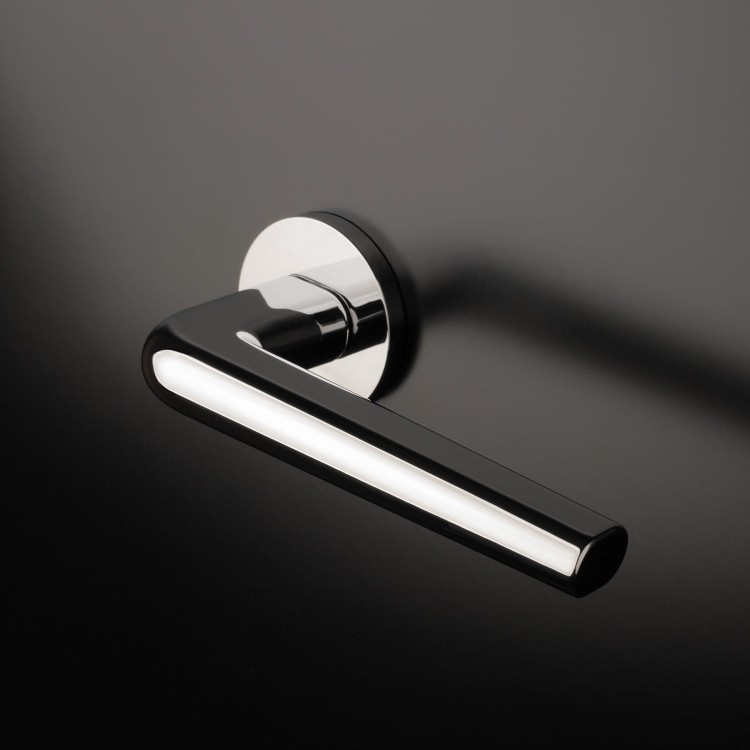 Klamka APRILE FUNKIA ROZETA R SLIM 7MM CP - chrom polerowany .Waga netto 0,735kg  Grubość rozety 7 mm  Kolekcja Comfort  Kolor Chrom polerowany  Kształt rozety Okrągła R SLIM 7 mm , fi 53 mm Producent ENGER  Marka APRILE  Materiał Cynk