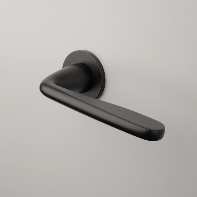 Klamka APRILE HIACYNTA ROZETA R SUPER SLIM 5MM BK - czarny matowy .Waga netto 0,938kg  Grubość rozety 5 mm  Kolekcja Prestige  Kolor Czarny matowy  Kształt rozety Okrągła R SUPER SLIM 5 mm, fi 52 mm  Producent ENGER  Marka APRILE  Materiał Cynk