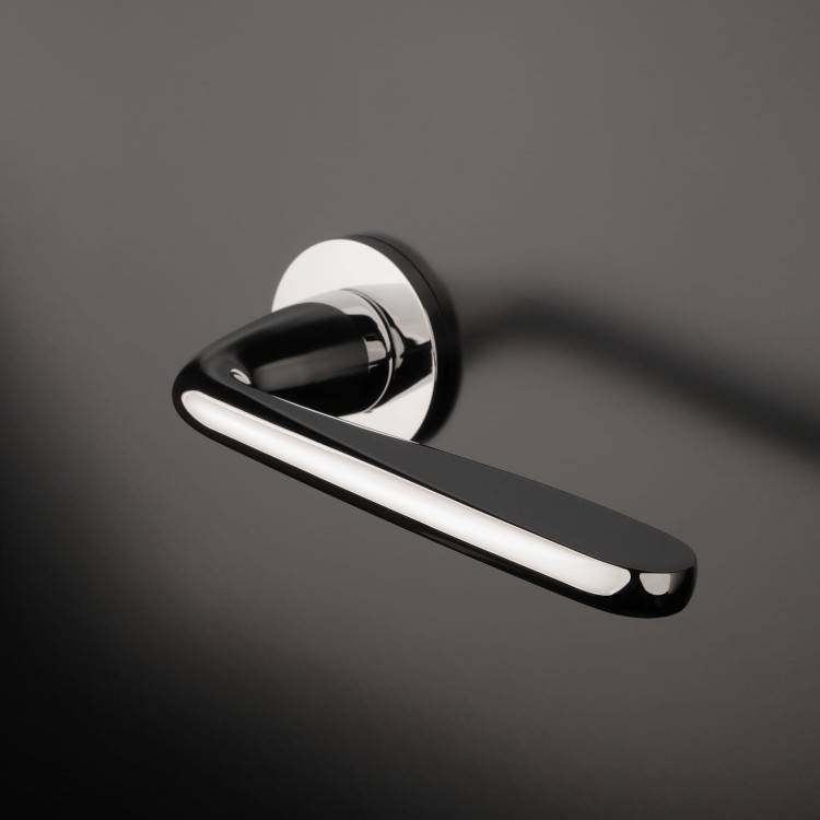 Klamka APRILE HIACYNTA ROZETA R SUPER SLIM 5MM LC - chrom polerowany .Waga netto 0,938kg Grubość rozety 5 mm  Kolekcja Prestige  Kolor Chrom polerowany  Kształt rozety Okrągła R SUPER SLIM 5 mm , fi 52 mm Producent ENGER  Marka APRILE  Materiał Cynk