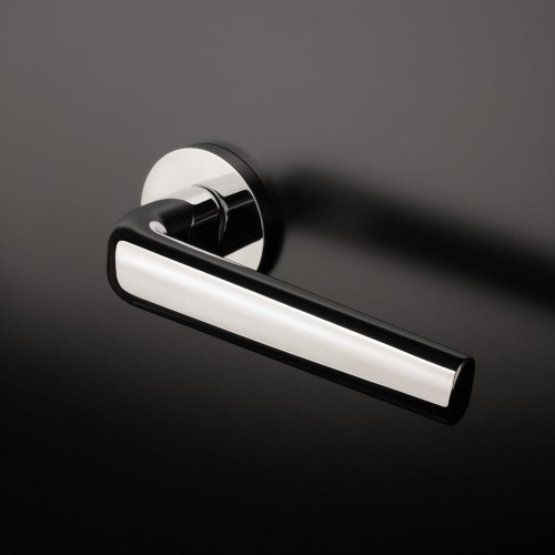 Klamka APRILE INULA ROZETA R SLIM 7MM CP - chrom polerowany .Waga netto 0,735kg Grubość rozety 7 mm  Kolekcja Comfort  Kolor Chrom polerowany  Kształt rozety Okrągła R SLIM 7 mm, fi 53 mm  Producent ENGER  Marka APRILE  Materiał Cynk