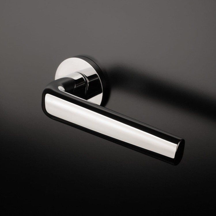 Klamka APRILE INULA ROZETA R SLIM 7MM CP - chrom polerowany .Waga netto 0,735kg Grubość rozety 7 mm  Kolekcja Comfort  Kolor Chrom polerowany  Kształt rozety Okrągła R SLIM 7 mm, fi 53 mm  Producent ENGER  Marka APRILE  Materiał Cynk