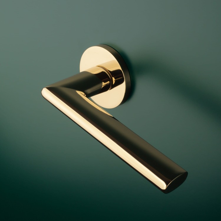 Klamka APRILE KALMIA ROZETA R SLIM 7MM GOLD - złoty polerowany PVD.Waga netto 0,898kg Kod EAN 5902249338973 Grubość rozety 7 mm Kolekcja Comfort Kolor Złoty polerowany PVD Kształt rozety Okrągła R SLIM 7 mm