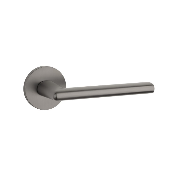 Klamka APRILE KALMIA ROZETA R SLIM 7MM MSB - tytan  .Waga netto 0,898kg  Kod EAN 5902249352047  Grubość rozety 7 mm  Kolekcja Comfort  Kolor Tytan  Kształt rozety Okrągła R SLIM 7 mm, fi 54 mm  Producent ENGER  Marka APRILE  Materiał Cynk