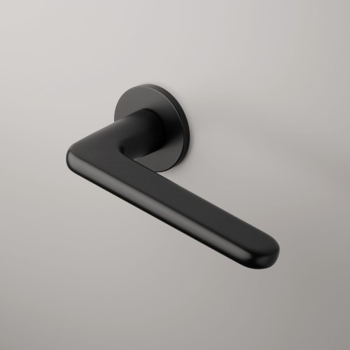 Klamka APRILE LIRA ROZETA R SUPER SLIM 5MM BK - czarny matowy. Waga netto 1,003kg  Grubość rozety 5 mm  Kolekcja Prestige  Kolor Czarny matowy  Kształt rozety Okrągła R SUPER SLIM 5 mm, fi 52 mm  Producent ENGER  Marka APRILE  Materiał Cynk