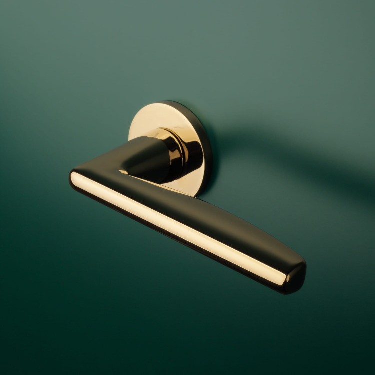 Klamka APRILE LUNA ROZETA R SLIM 7MM GOLD PVD - złoty polerowany PVD. 1,004kg Kod EAN 5902249338980 Grubość rozety 7 mm Kolekcja Comfort Kolor Złoty polerowany PVD Kształt rozety Okrągła R SLIM 7 mm, fi 53 mm