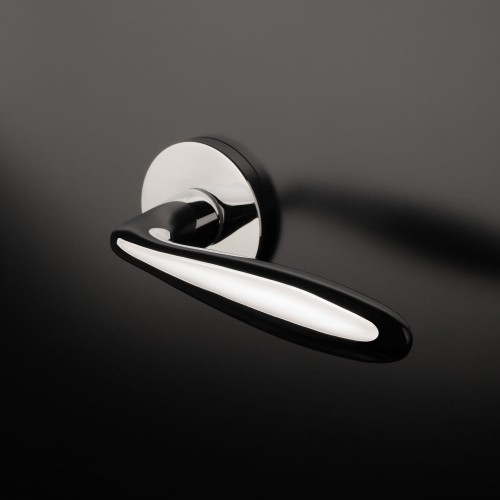 Klamka APRILE VERBENA ROZETA R SLIM 7MM CP - chrom polerowany .Waga netto 0,701kg   Grubość rozety 7 mm  Kolekcja Comfort  Kolor Chrom polerowany  Kształt rozety Okrągła R SLIM 7 mm fi 53 mm  Producent ENGER  Marka APRILE  Materiał Cynk