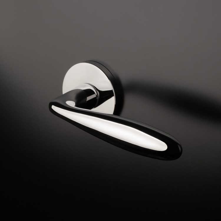 Klamka APRILE VERBENA ROZETA R SLIM 7MM CP - chrom polerowany .Waga netto 0,701kg   Grubość rozety 7 mm  Kolekcja Comfort  Kolor Chrom polerowany  Kształt rozety Okrągła R SLIM 7 mm fi 53 mm  Producent ENGER  Marka APRILE  Materiał Cynk