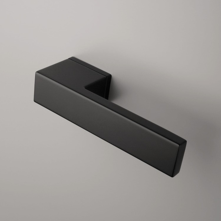 Klamka APRILE CARLINA ROZETA RTH SLIM 7MM BK - czarny matowy .Grubość rozety 7 mm Kolekcja Prestige Kolor Czarny matowy Kształt rozety Prostokątna ukryta RTH SLIM 7 mm Producent ENGER Marka APRILE Materiał Cynk