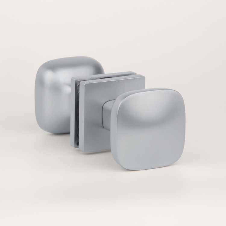 Gałka jednostronna/dwustronna APRILE QUERCA Q SLIM 7MM SC - chrom satynowy,Kolor Chrom satynowy Kształt rozety Kwadratowa Q SLIM 7 mm Producent ENGER Marka APRILE Materiał Cynk