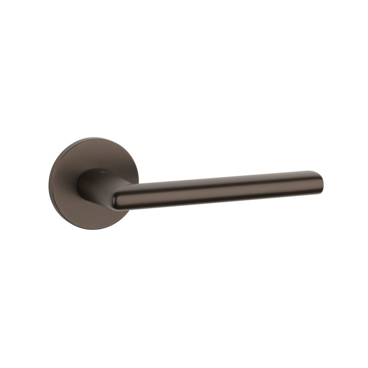 Klamka APRILE KALMIA ROZETA R SLIM 7MM BR - brązowy.Waga netto 0,898kg  Kod EAN 5902249354201  Grubość rozety 7 mm  Kolekcja Comfort  Kolor Brązowy  Kształt rozety Okrągła R SLIM 7 mm, fi 53 mm  Producent ENGER  Marka APRILE  Materiał Cynk