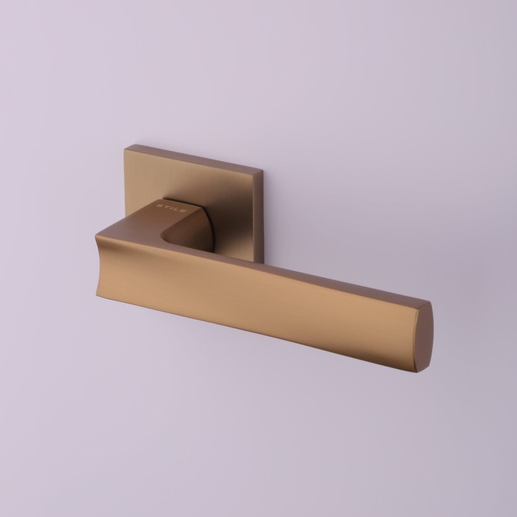 Klamka STILE LIMA ROZETA Q SLIM 7MM LIGHT BROWN - jasny brązowy .Waga netto 0,587kg    Grubość rozety 7 mm  Kolekcja Simple  Kolor Jasny brązowy  Kształt rozety Kwadratowa Q SLIM 7 mm, 53 mm x 53 mm  Producent ENGER  Marka STILE  Materiał Aluminium