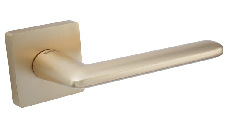 klamka-viera-rozeta-kwadratowa-satyna-mosiadz-blit łatwy system montażowy śruby przelotowe Waga 0,93kg Kod EAN 5906284701082 kolor: Mosiądz Satyna-Klamka VIERA rozeta kwadratowa satyna mosiądz BLITZ-53 mm x 53 mm