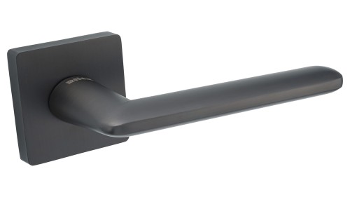 klamka-viera-rozeta-kwadratowa-tytan-blitz kolor: Tytan Waga 0,93kg Kod EAN 5906284701105- Klamka VIERA rozeta kwadratowa tytan BLITZ