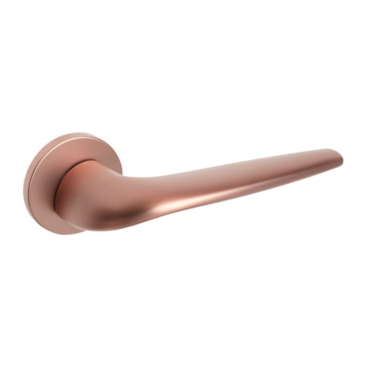 Producent: VDS Typ: Klamka na okrągłej rozecie Średnica rozety: 52 mm Grubość rozety: 6 mm Zastosowanie: Drzwi wewnętrzne  Materiał: Wykonana z wysokiej jakości stopu cynku i aluminium (ZnAl)  Wykończenie: Matowa powierzchnia w kolorze miedzi satynowej