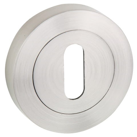 Rozeta okrągła R13 nikiel-satyna – elegancka osłona na klucz do drzwi wewnętrznych  . Typ rozety: Okrągła  Wykończenie: Nikiel-satyna  Rodzaj otworu: Na klucz  Zastosowanie: Drzwi wewnętrzne  Komplet: 2 sztuki (na obie strony drzwi), śruby montażowe