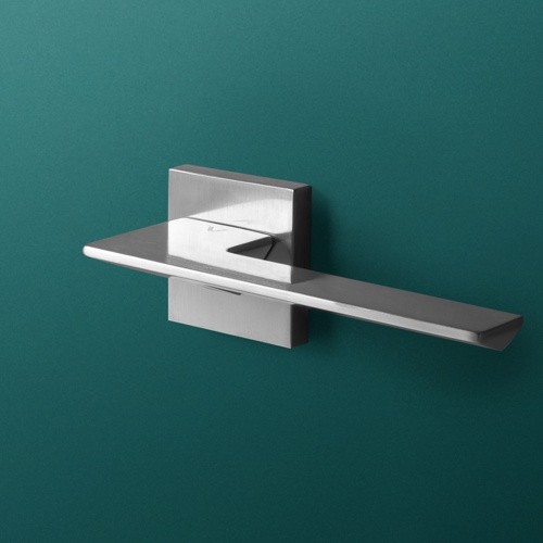 Klamka KD VIP rozeta kwadratowa R67 chrom satyna-Klasa 4, co oznacza, że klamka może być montowana w miejscach użyteczności publicznej, takich jak szkoły, sądy czy biurowce