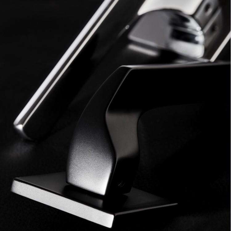 Klamka Sempre Fit czarny -Klasa 4, co oznacza, że klamka może być montowana w miejscach użyteczności publicznej, takich jak szkoły, sądy czy biurowce