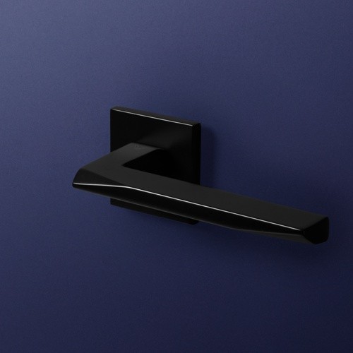 Klamka Zoe Fit czarny -Klasa 4, co oznacza, że klamka może być montowana w miejscach użyteczności publicznej, takich jak szkoły, sądy czy biurowce