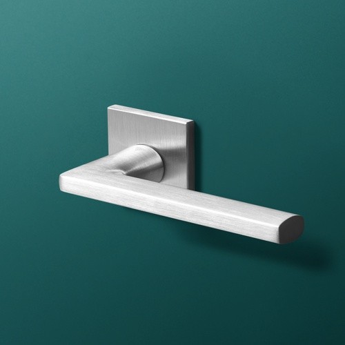 Klamka Cruz Fit chrom szczotkowany- Klasa 4, co oznacza, że klamka może być montowana w miejscach użyteczności publicznej, takich jak szkoły, sądy czy biurowce