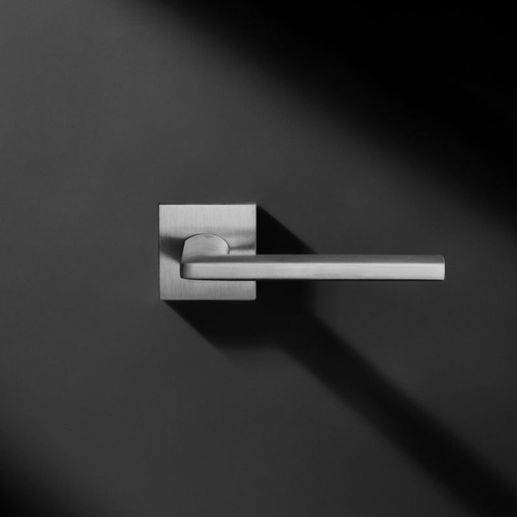 Klamka Cruz Fit chrom szczotkowany- Klasa 4, co oznacza, że klamka może być montowana w miejscach użyteczności publicznej, takich jak szkoły, sądy czy biurowce