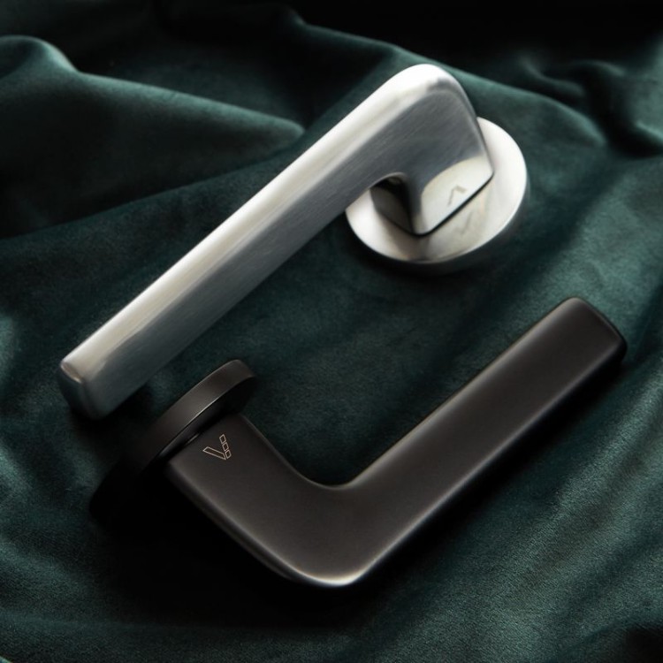 Klamka Divo Fit chrom-satyna-Klasa 4, co oznacza, że klamka może być montowana w miejscach użyteczności publicznej, takich jak szkoły, sądy czy biurowce