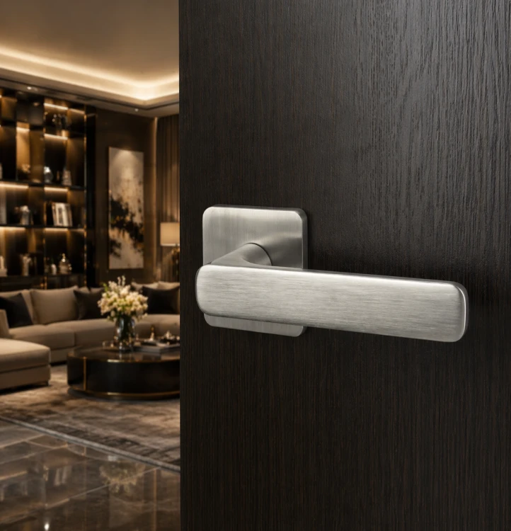 Klamka AZTEC SLIM chrom mat – ALUBRASS | klamka do drzwi wewnętrznych na kwadratowej rozecie 53x53 mm